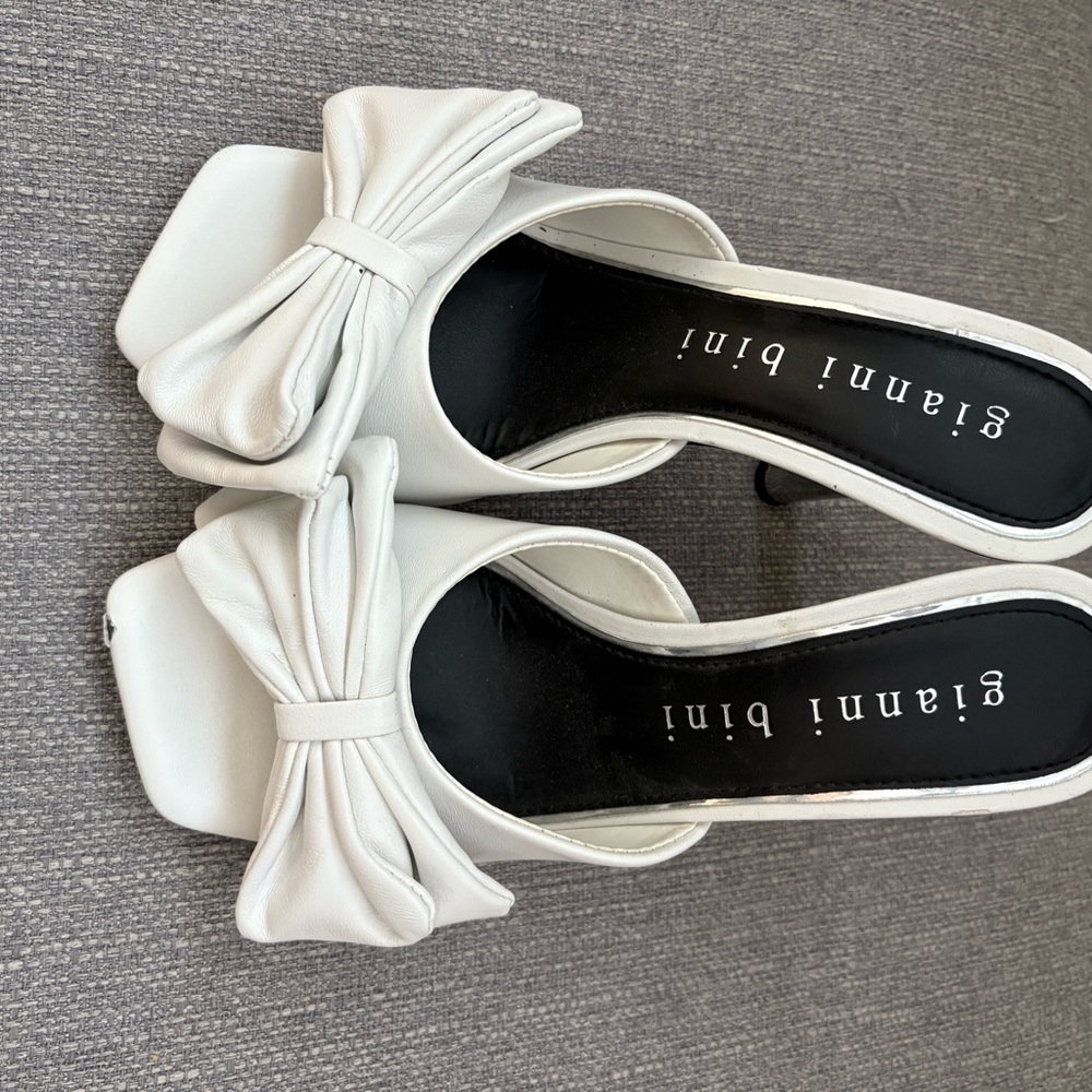 Gianni Bini Elegant White Bow Heels size 7